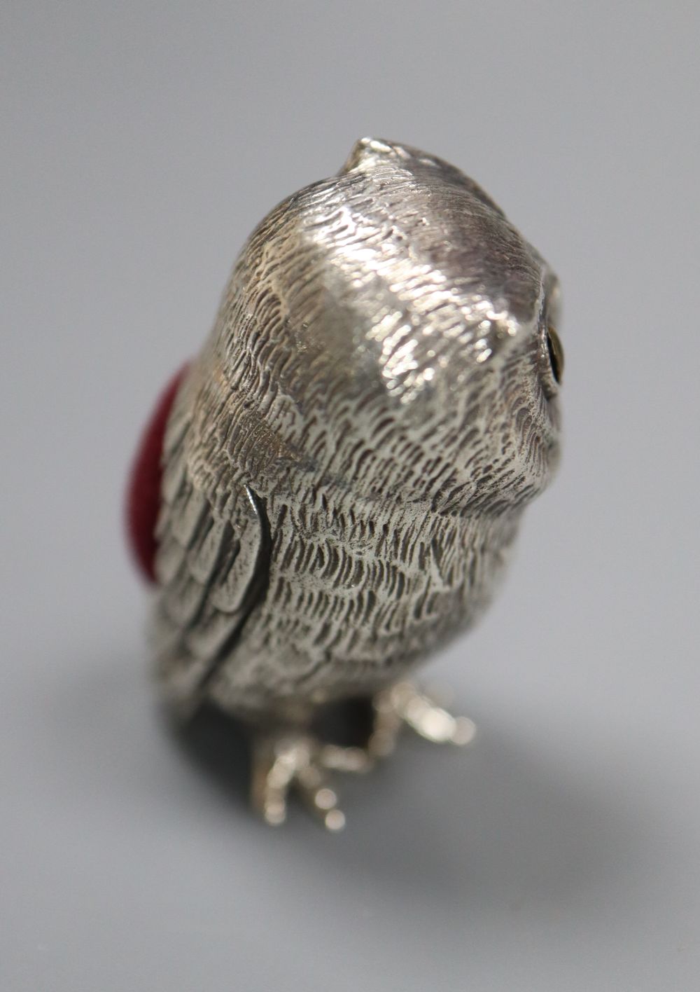 A modern sterling mounted novelty pin cushion, modelled as an owl, 35mm.